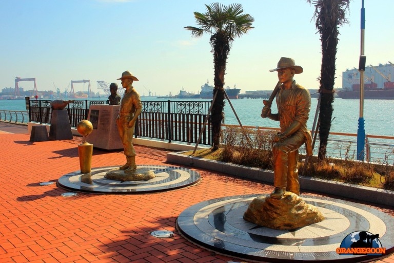 고래박물관과 고래생태관 사이에 위치한 로이 채프먼 앤드류스 흉상과 전신상