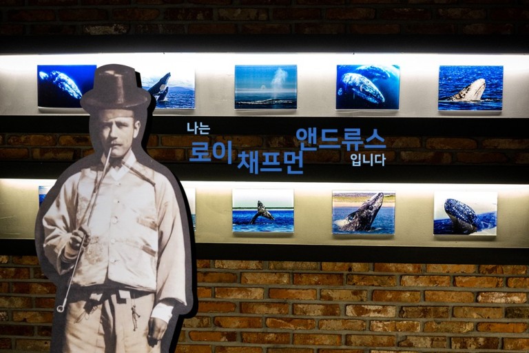 한복을 입고 곰방대를 물고 있는 로이 채프먼 앤드류스.