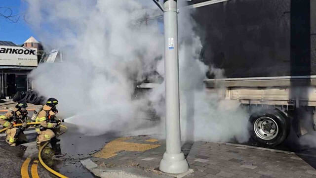 달리던 화물차서 화재‥ 인명 피해 없어