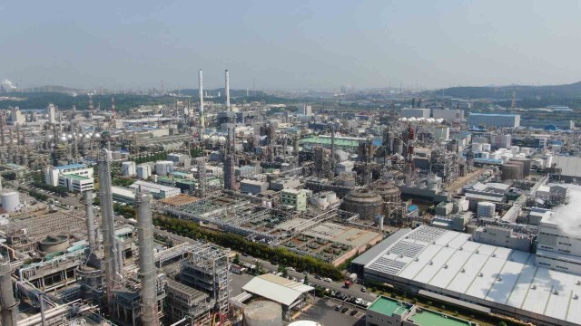 석유화학 사업재편 1호 승인‥ "2조 원 이상 지원"