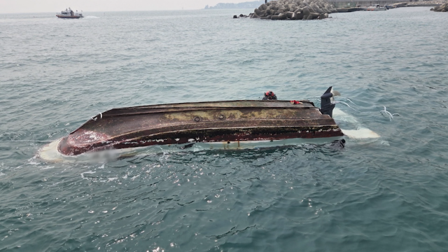 북구 어물항 인근 어선 전복‥ 60대 선장 구조