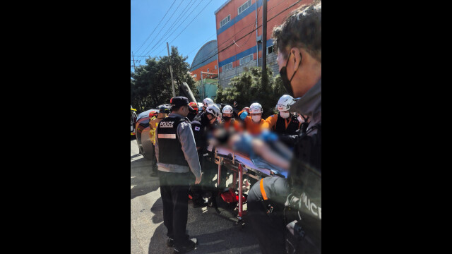 화물차 적재물에 부딪힌 SUV 운전자 중상