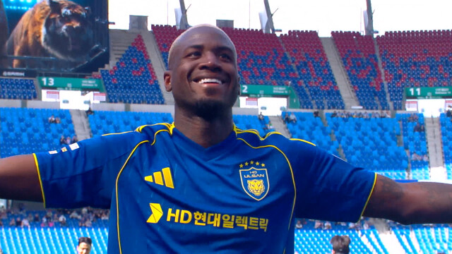 '말컹 멀티골' 울산 HD, 광주 5-1 완파