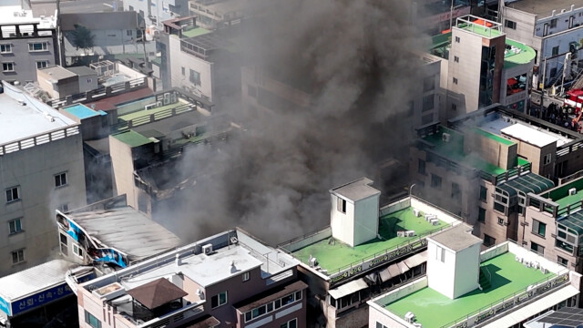 울산 남구 페인트 창고에서 불‥1명 사망·4명 부상